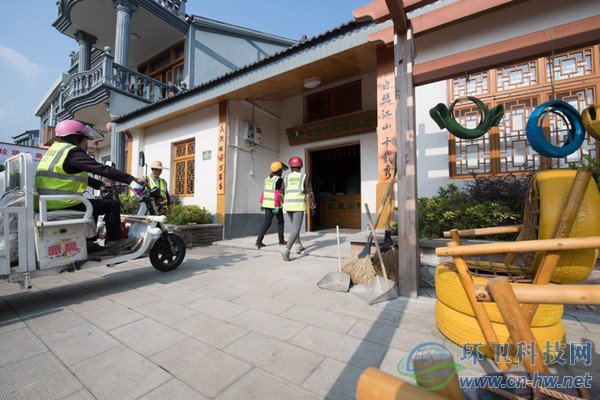 10月31日，在道場(chǎng)鄉(xiāng)紅里山村，保潔員進(jìn)入專門(mén)的環(huán)保小屋休息。