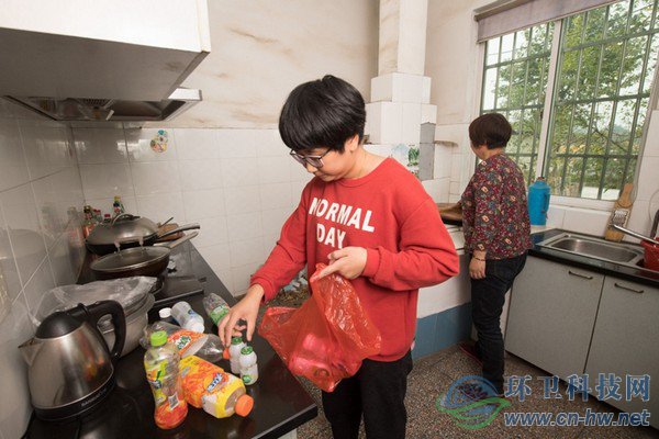 10月30日，在道場(chǎng)鄉(xiāng)錢(qián)山下村，村民在家中進(jìn)行垃圾初分初揀。