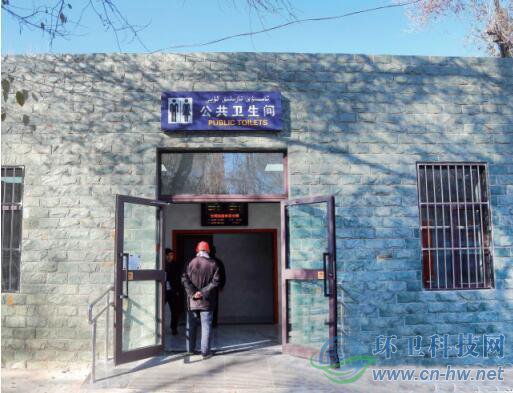11月6日，南公園門口北側(cè)，改造好的公廁外景。記者喻義昌攝
