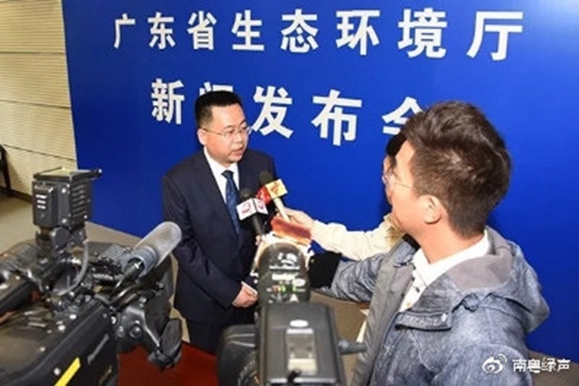 ▲省生態(tài)環(huán)境廳黨組成員、副廳長陳金鑾接受記者采訪