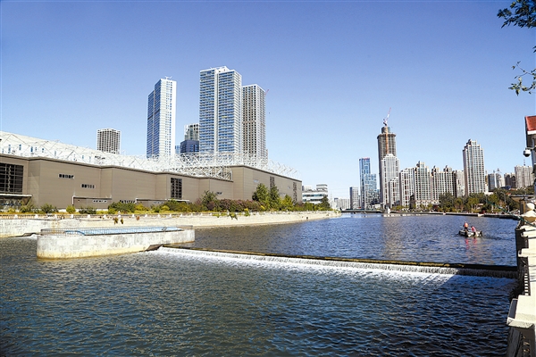 馬欄河經(jīng)過多年的污水截留、清淤改造、兩岸綠化等治理工程，現(xiàn)如今成為城市中的一條景觀河流。本報(bào)記者王華